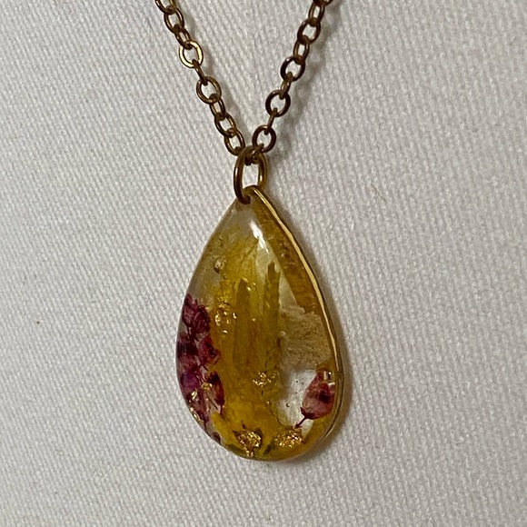 Vintage Press Flower Necklace - Picture 5 of 12